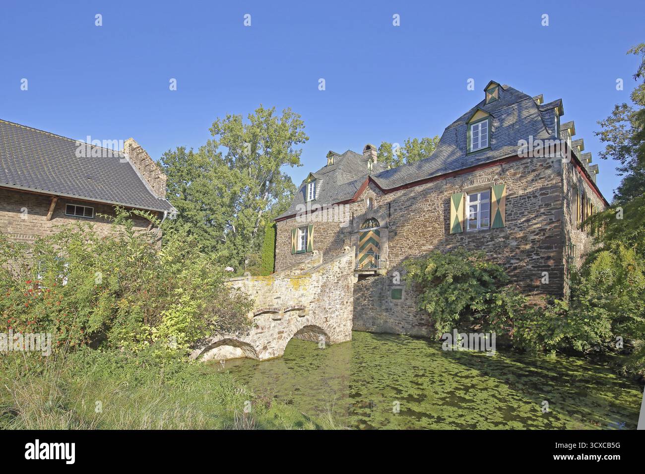 Herrenhaus mit Steinbogenbrücke im Innenhof der Kleeburger Burg aus dem 14. Jahrhundert, Wasserschloss, Wassergraben, Teich, Weidesheim, Eus Stockfoto
