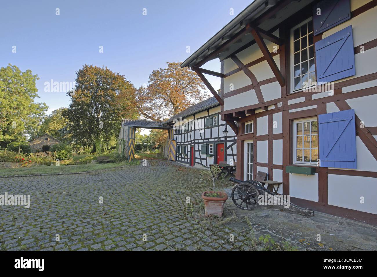 Fachwerkhaus mit bunten Fensterläden und Eingang, erbaut aus dem 14. Jahrhundert, Innenhof, Torbogen, Wasserschloss, Kleeburg, Weidesheim, Euskirche Stockfoto