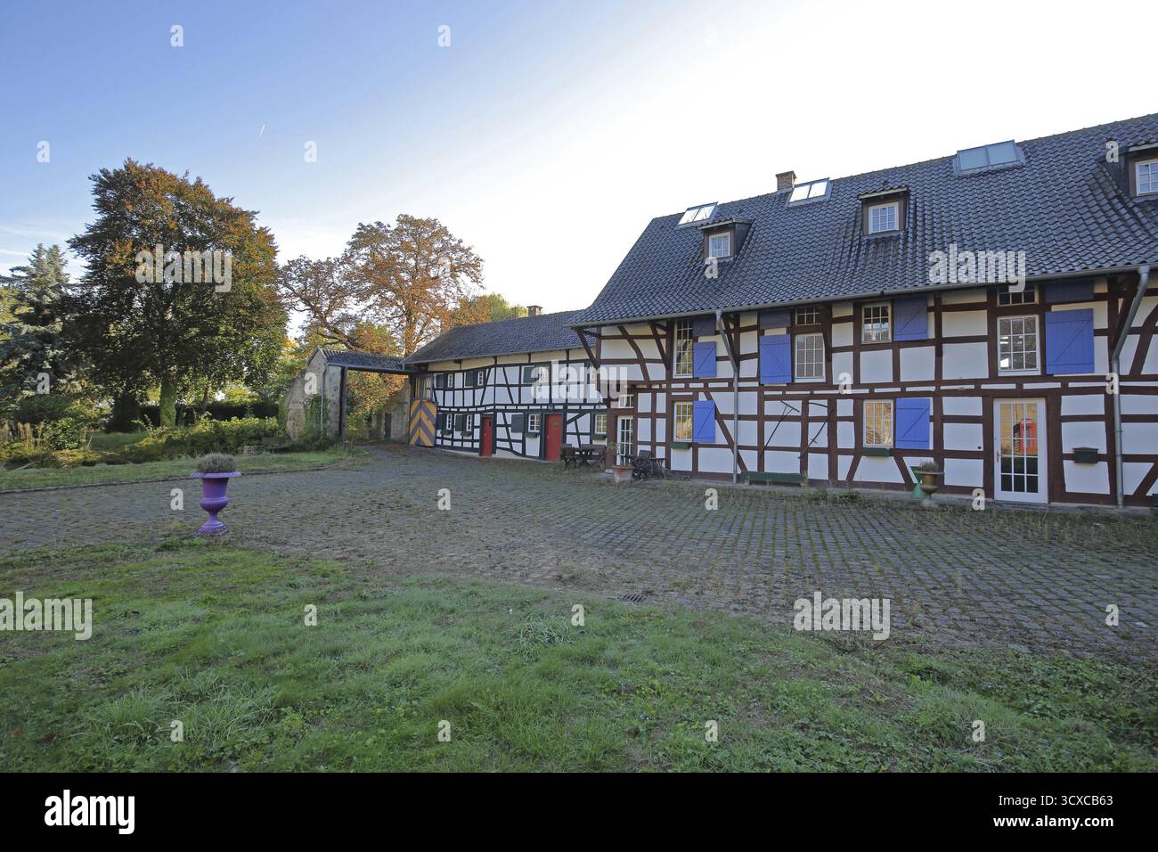 Fachwerkhaus im Innenhof der im 14. Jahrhundert errichteten Kleeburg-Burg, Wasserschloss Weidesheim, Euskirchen, Vordereifel, Eifel Stockfoto