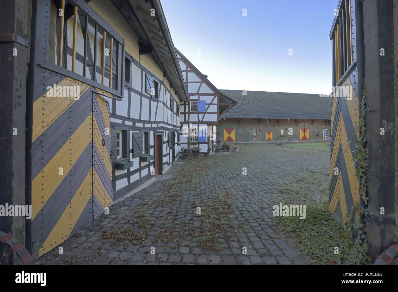 Portal und Fachwerkhaus mit bunten Fensterläden, 14. Jahrhundert erbaut, Innenhof, Bogengang, Eingang, Wasserschloss Kleeburg, Weidesheim, E Stockfoto