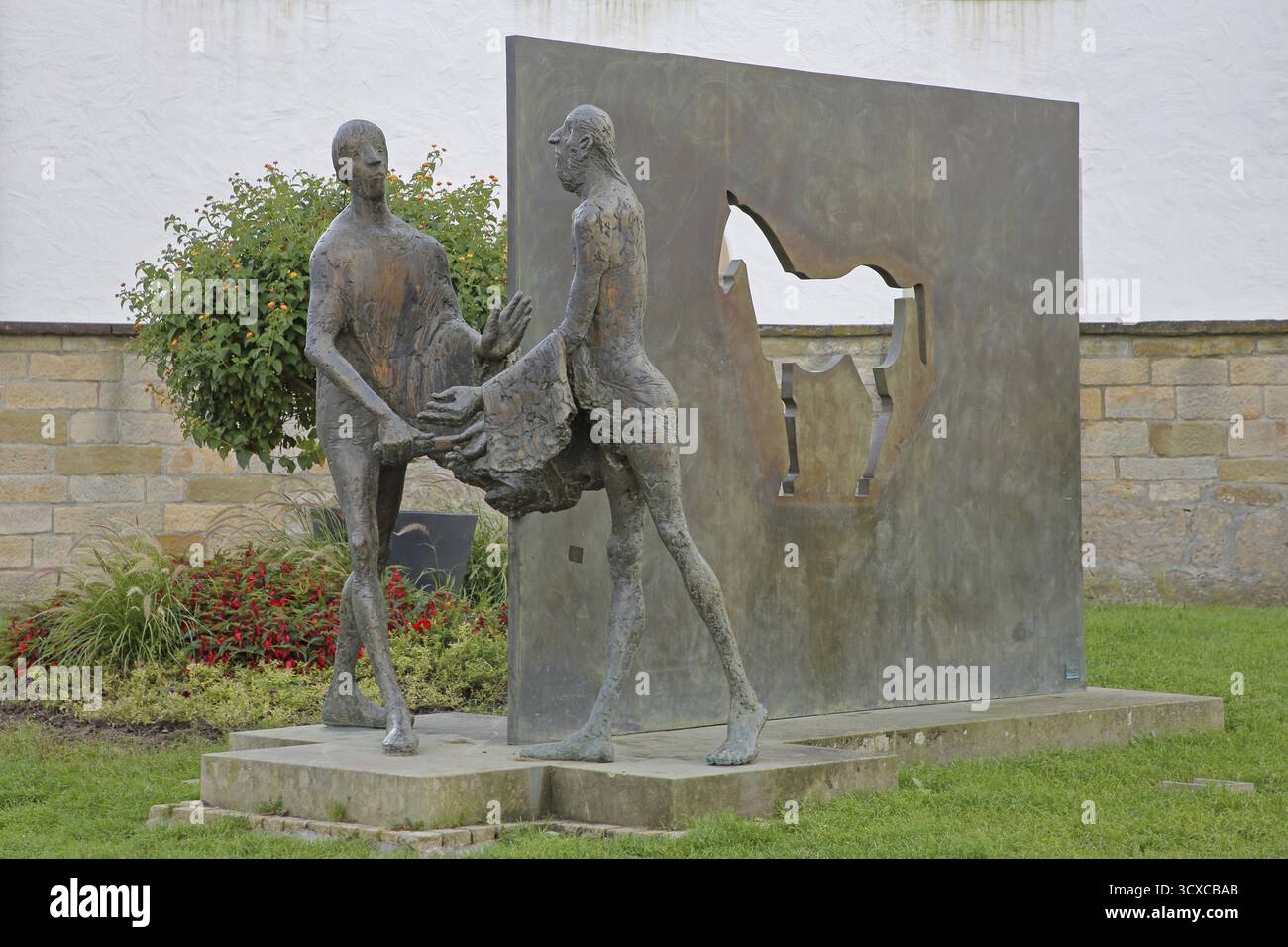 Skulptur Martin von Tours von Karl Ulrich Nuss, St. Martin, der seinen Mantel mit einem Bettler teilt, Symbol christlicher Nächstenliebe, Pferdefigur, moderne Kunst, br Stockfoto