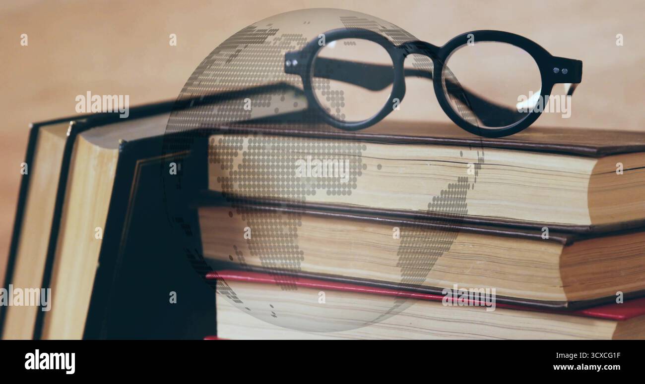 Schwarze Brille auf einem Hardcover-Buchstapel auf dem Schreibtisch mit digitaler Globus-Überlagerung Stockfoto