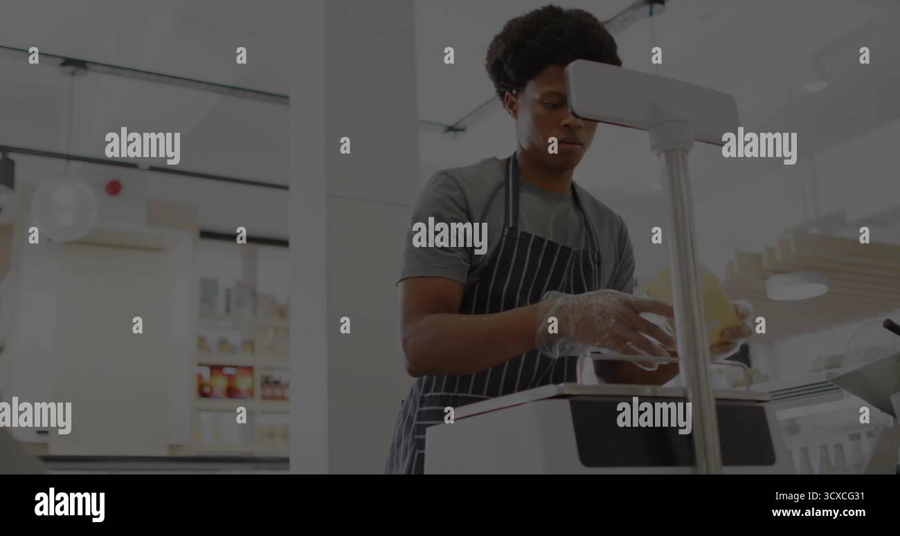 Keil mit gelbem Käse auf digitaler Waage am Supermarkt, Kopierraum Stockfoto