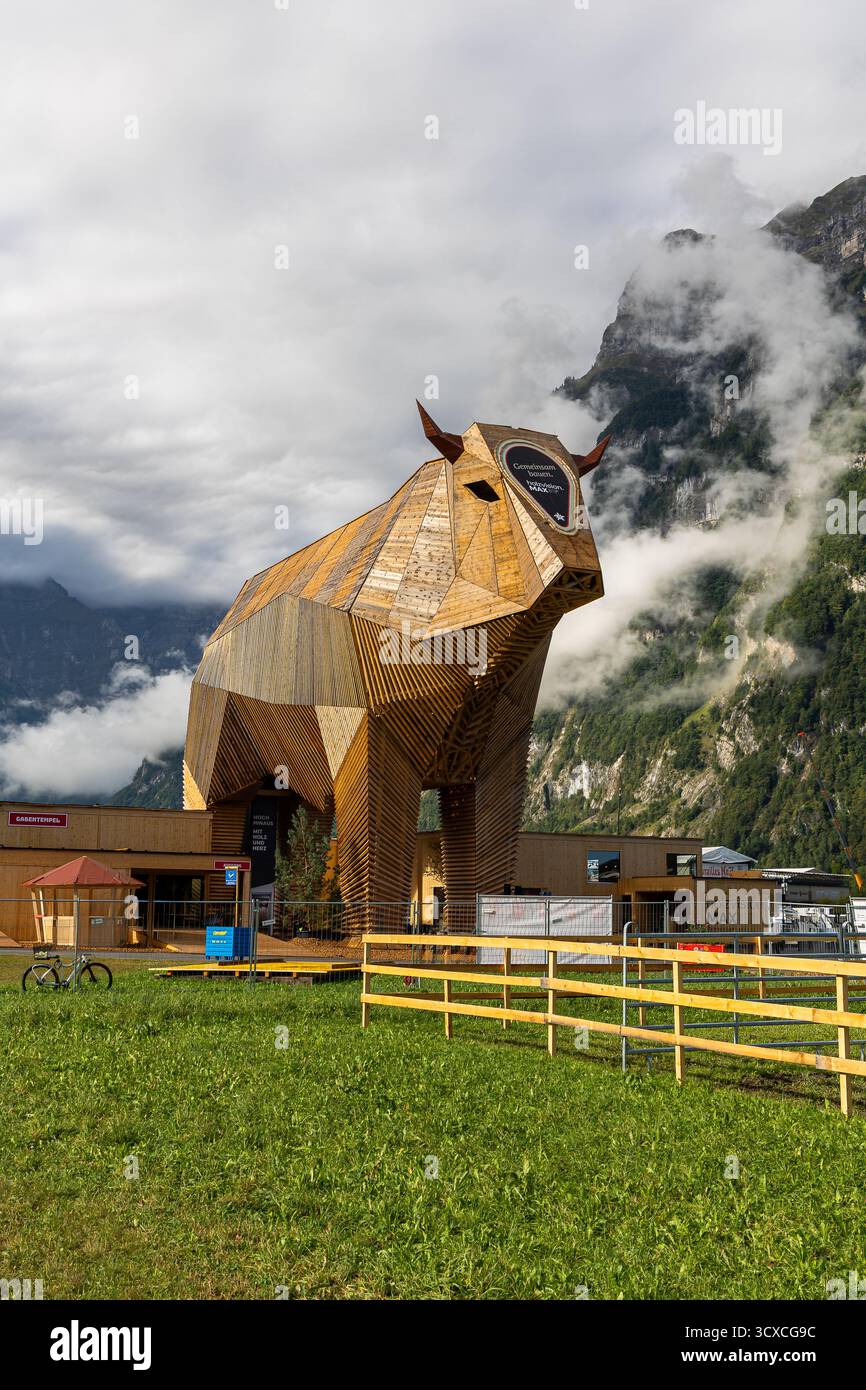 Mollis, Schweiz - 29. August. 2025: Die große Holzkuh (21 Meter hoch) beim Schweizer Ringen- und Alpenfest, das traditionellste ist Stockfoto