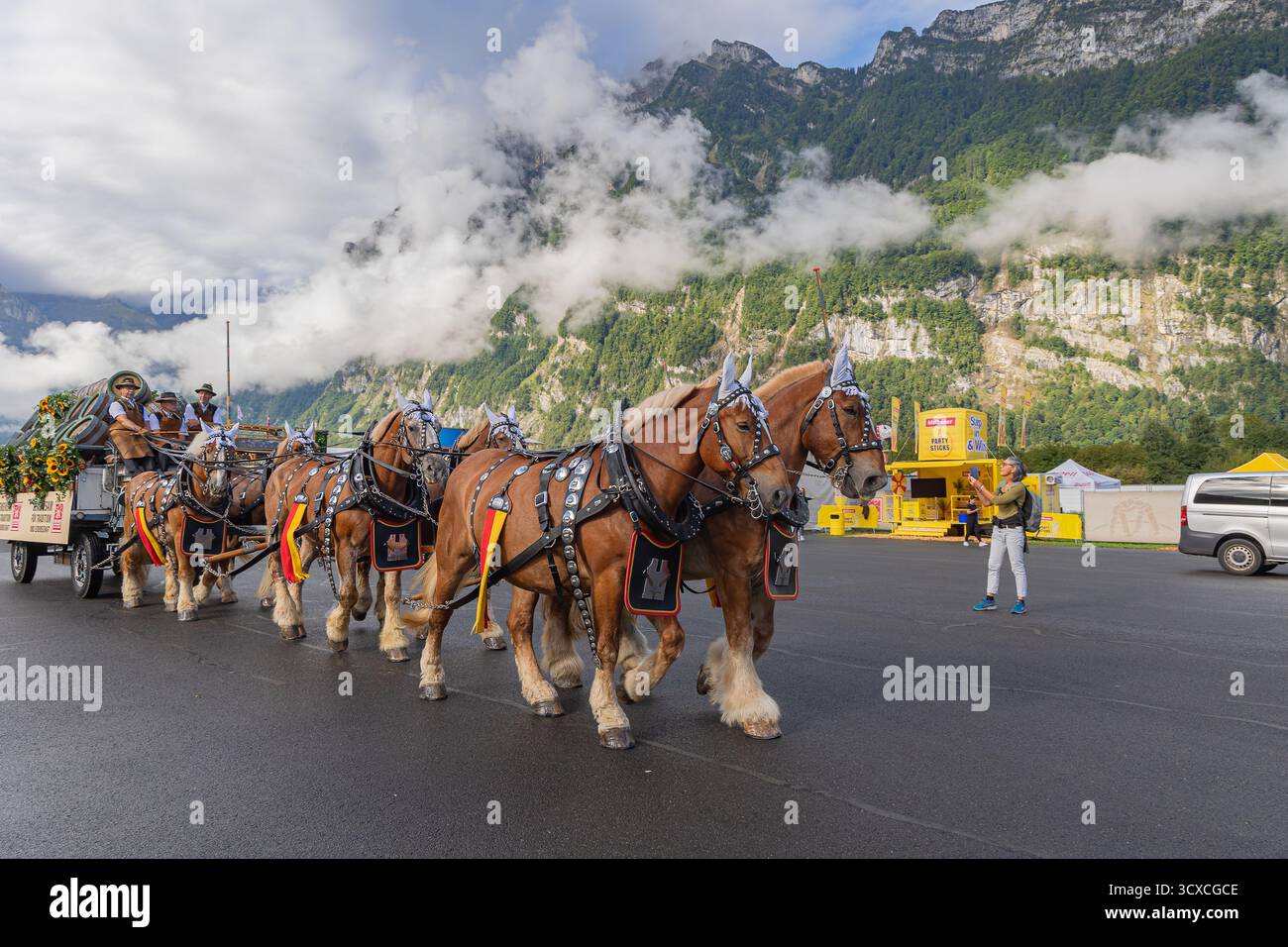 Mollis, Schweiz - 29. August. 2025: Bierpferdewagen mit Pferdemännern und Pferden in traditioneller Dekoration durch die Plaas der Schweizer Stockfoto