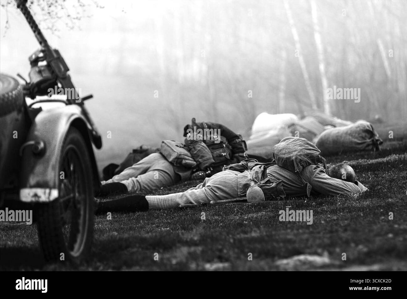 Der als sowjetischer russischer Soldat verkleidete Reenaktor liegt beim Wiederaufbau der Schlachten im Ersten Weltkrieg nahe dem Kampfseilkar. Sowjetischer Russischer Infanterie-Soldat Stockfoto