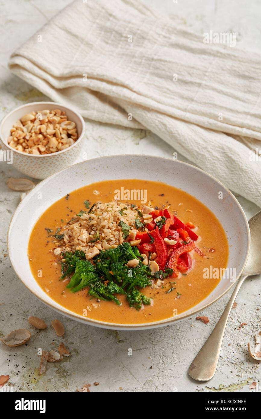 Thailändische Reissuppe mit Curry Stockfoto