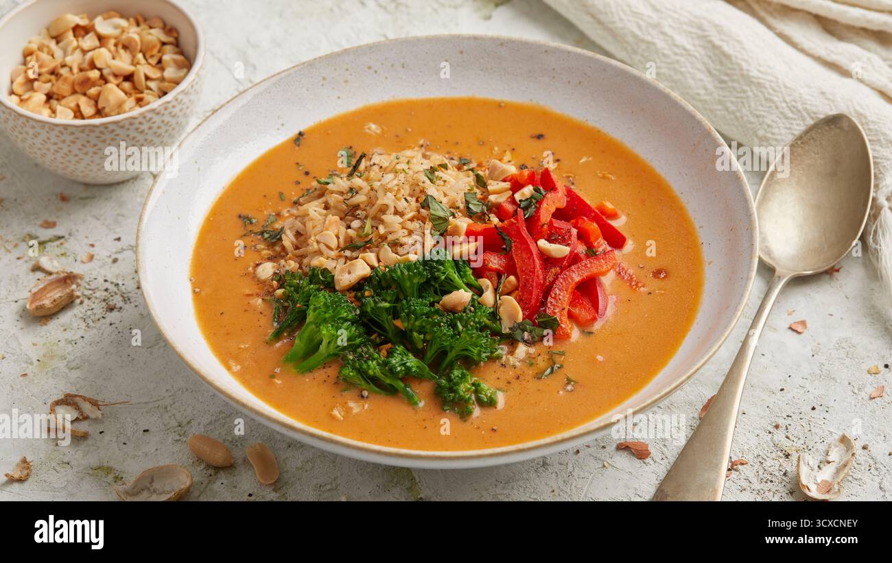 Thailändische Reissuppe mit Curry Stockfoto