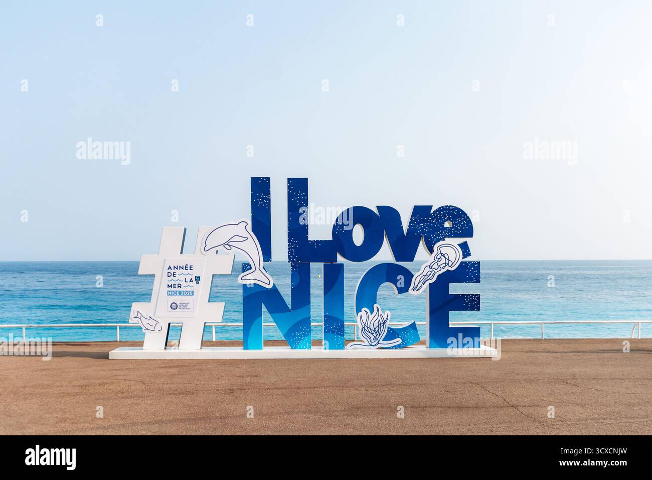 Nizza, Frankreich - 9. Juni 2025: Schild „Ich liebe Nizza“ an der Promenade des Anglais mit Blick auf das Mittelmeer Stockfoto