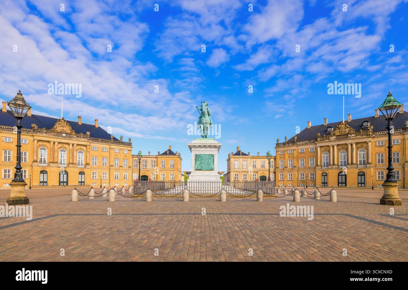 Kopenhagen, Dänemark. Amalienborg-Platz mit den Palästen und der Statue von König Friedrich V. Stockfoto