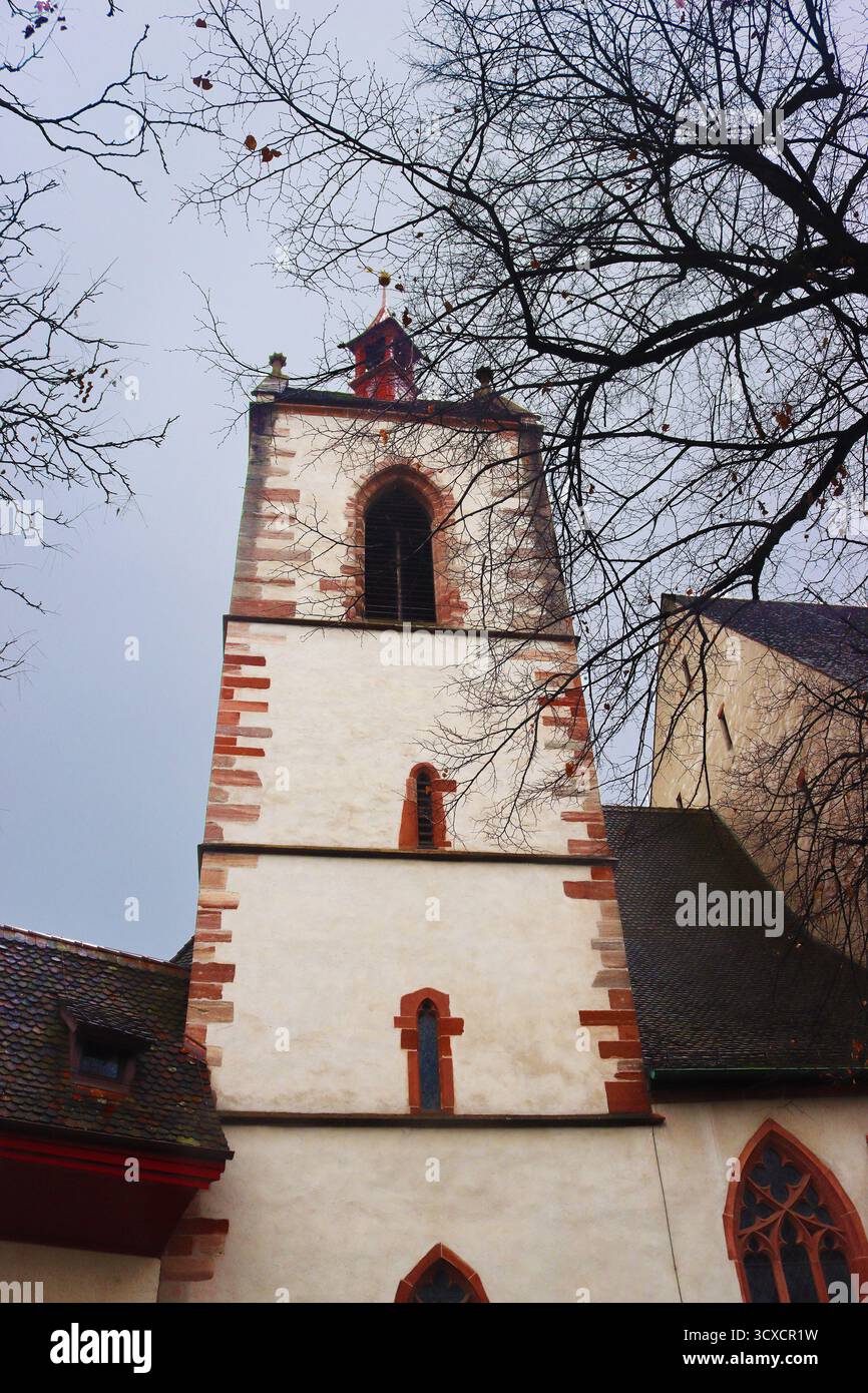 Turm der St. Leonhard Kirche. Sie ist eine evangelisch-reformierte Kirche in der Stadt Basel Stockfoto