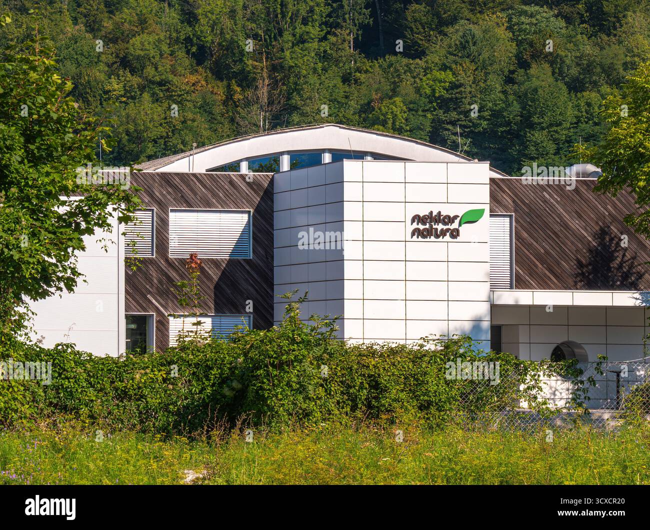 Kamnik, Slowenien - 8. August 2025: Modernes Gebäude mit naturbelassenem Branding, Nektar Natura in Kamnik umgeben von Grün. Stockfoto