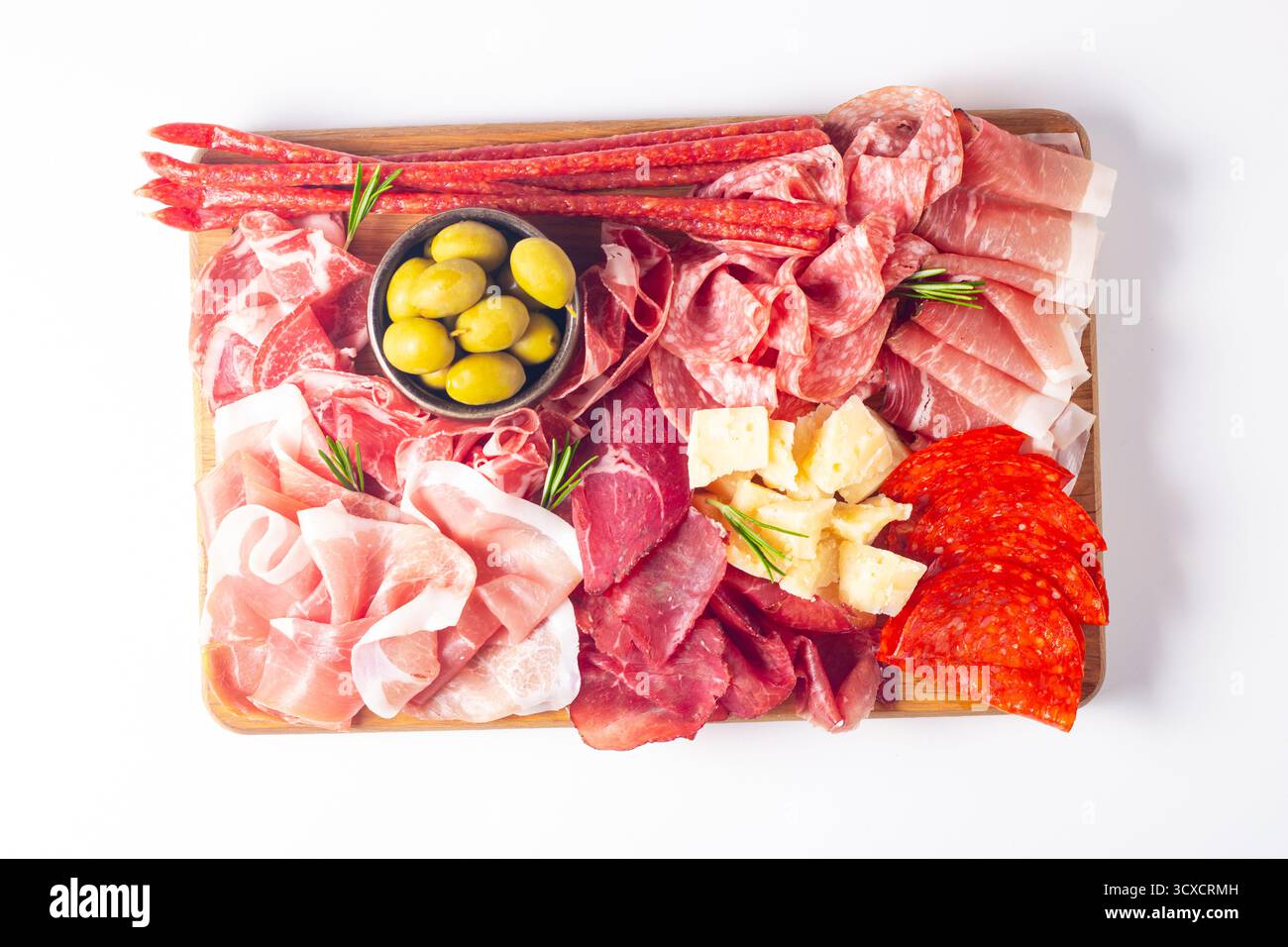 Wurstplatte. Antipasti-Vorspeisen mit Fleisch- und Käseplatte mit Salami, Prosciutto Crudo oder Jamon und Oliven Stockfoto