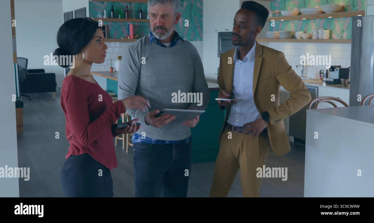 Diskutieren von Ideen drei Profis in der Büroküche, mit Smartphones Tablet-Kaffeemaschine Stockfoto