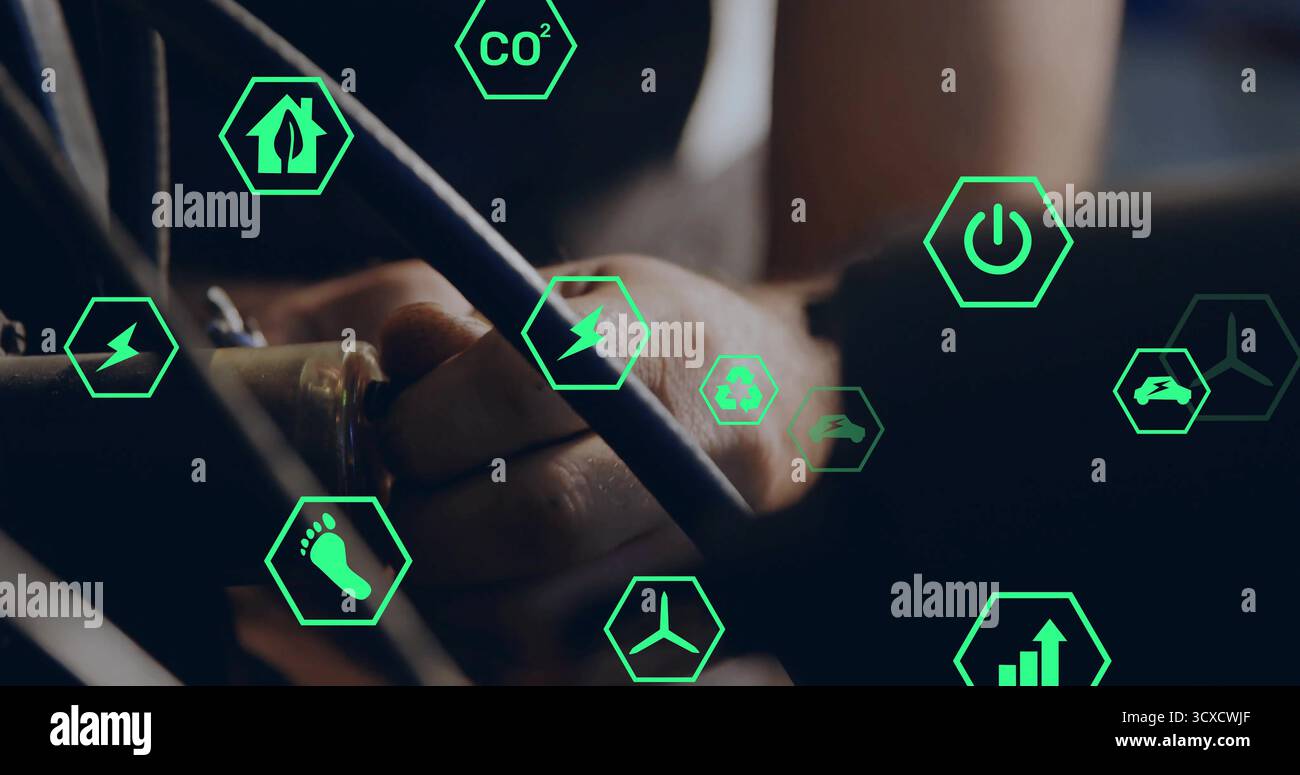 Greifen von elektrischen Kabeln und Steckverbindern im Bedienfeld mit grünen Sechskant-Energiesymbolen Stockfoto