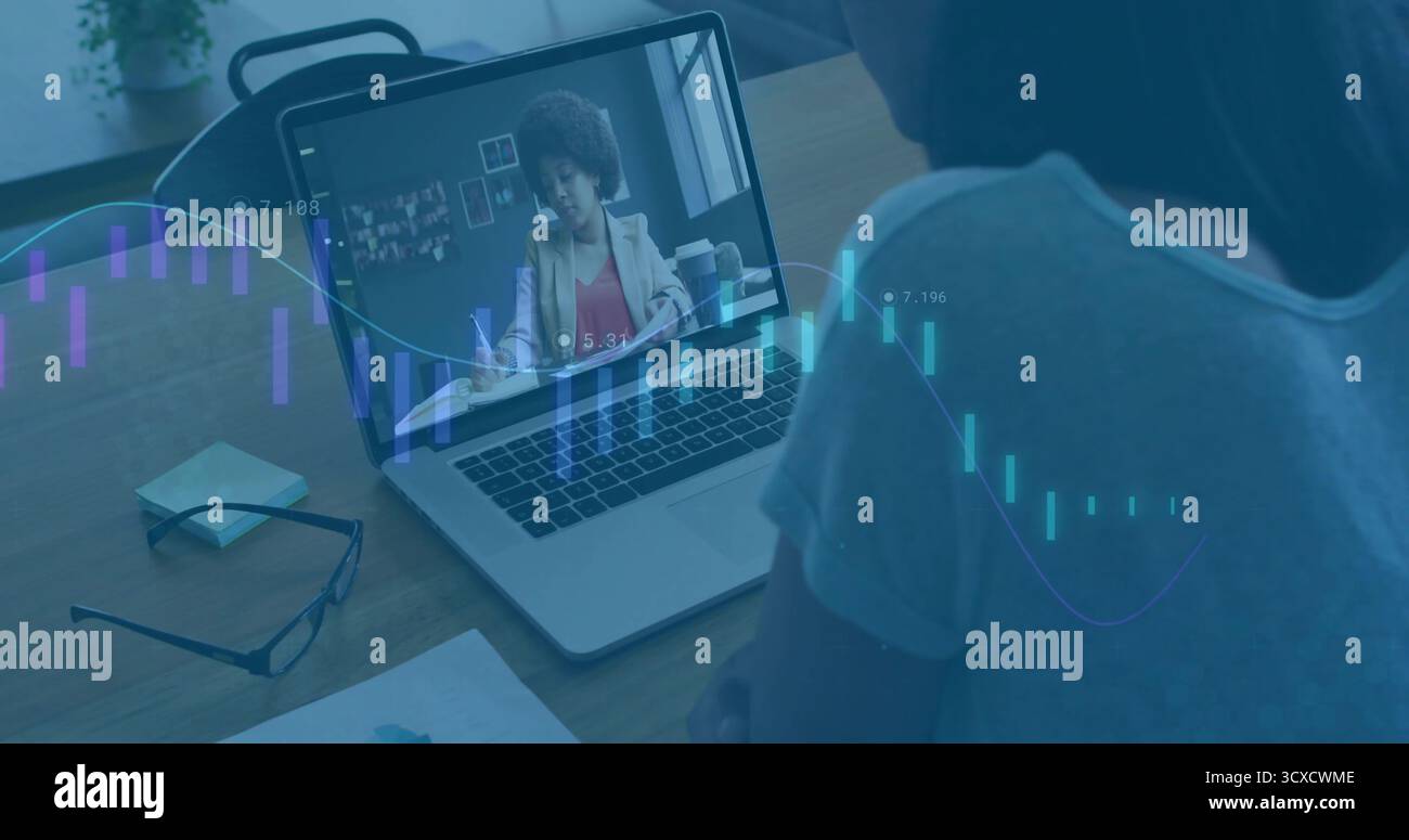 Durchführung von Meetings Frau mit Laptop zu Hause mit Brille, Notizen, Kaffee und Kerzendiagrammen Stockfoto