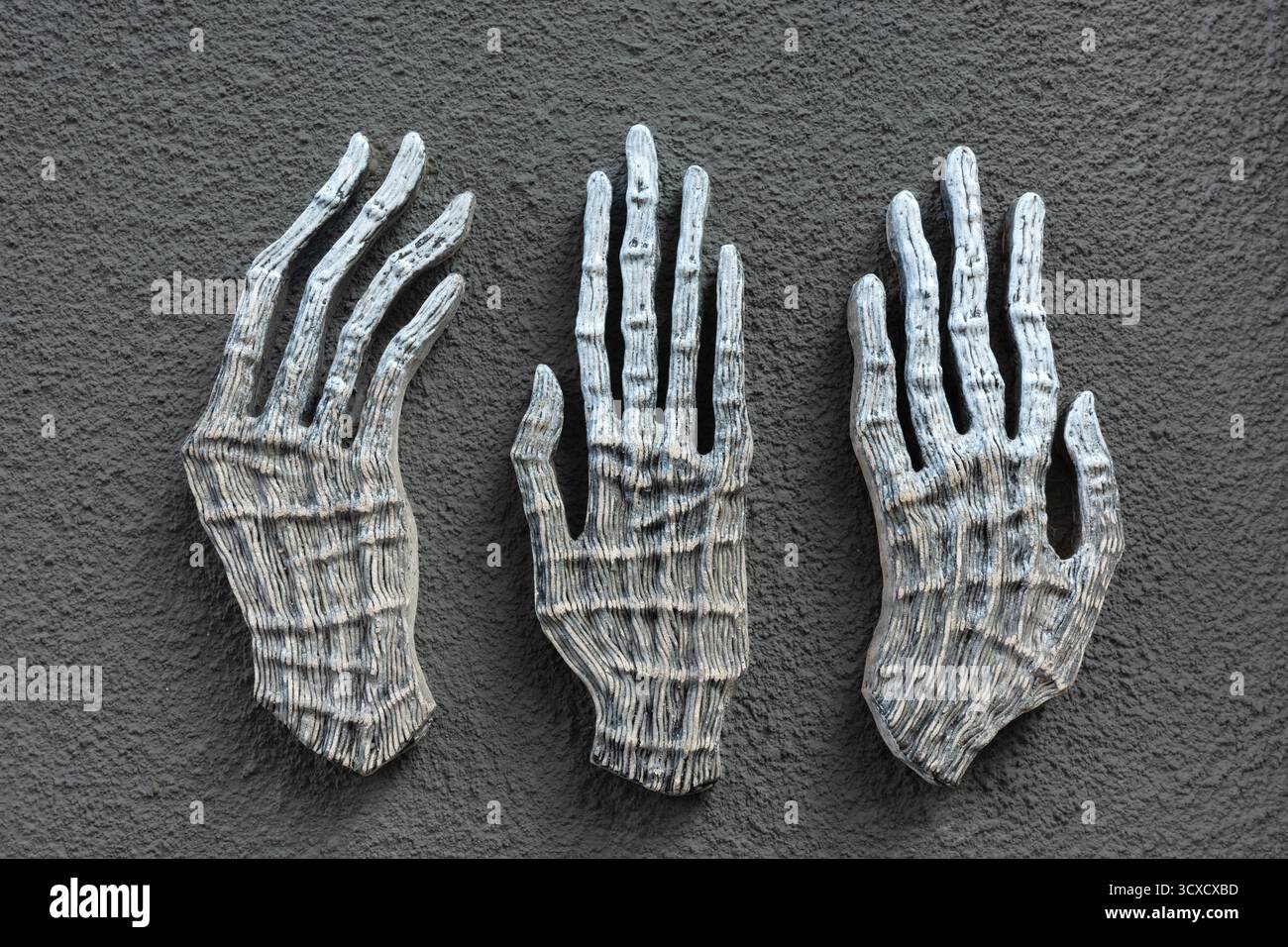 Diese einzigartigen Handskulpturen schaffen mit ihrem detaillierten, künstlerischen Design einen interessanten visuellen Effekt Stockfoto