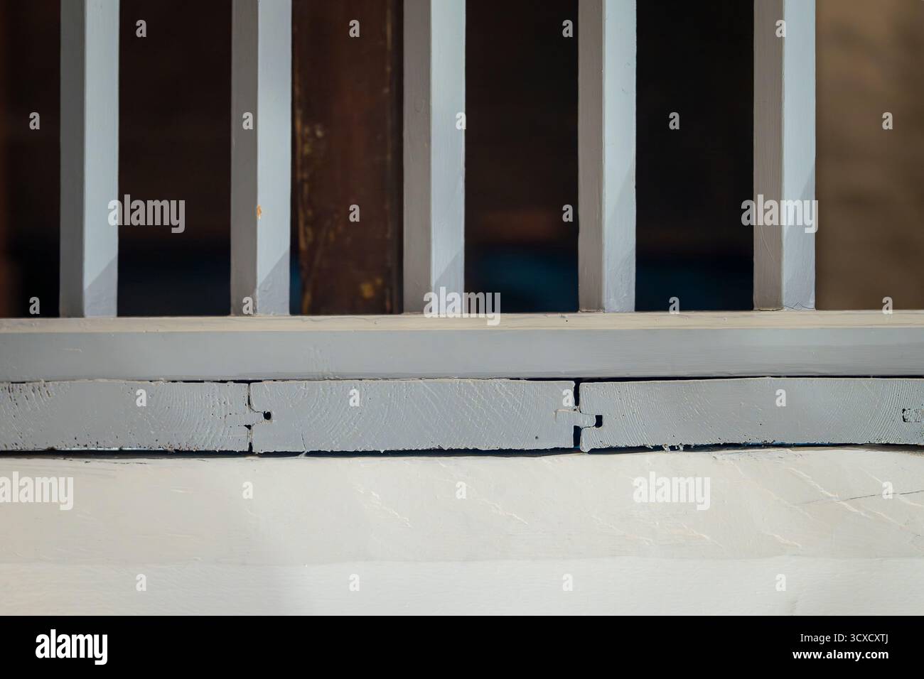 Gemalte Holzgeländer in einem historischen Kircheninnenraum. Gemalte Holzgeländer auf einem historischen Kirchenbalkon, die Handwerkskunst zeigen. Stockfoto