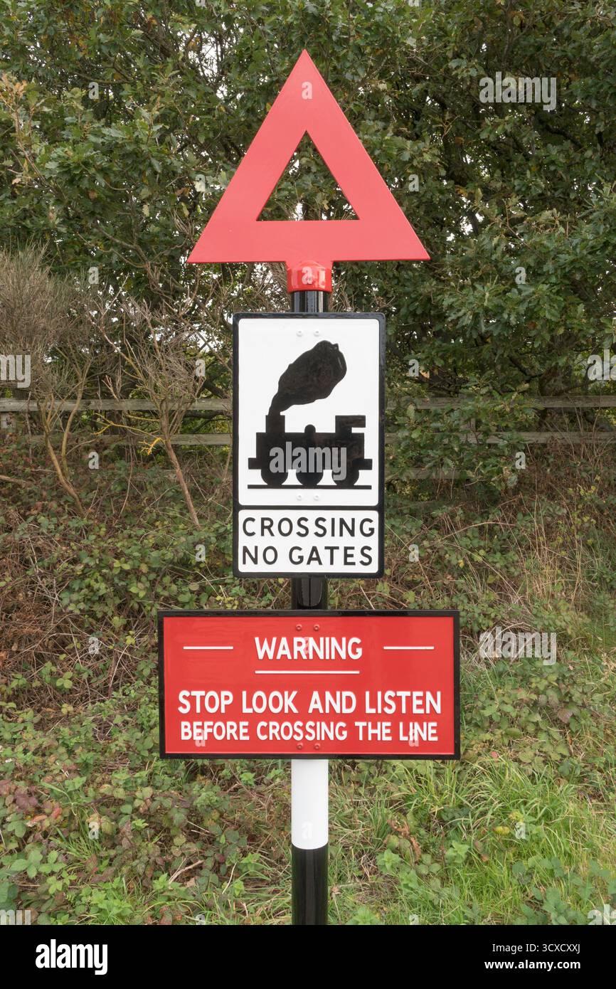 Warnschild, das keine Tore überquert, Stop Look and Listening, Beamish Museum; County Durham; England Stockfoto