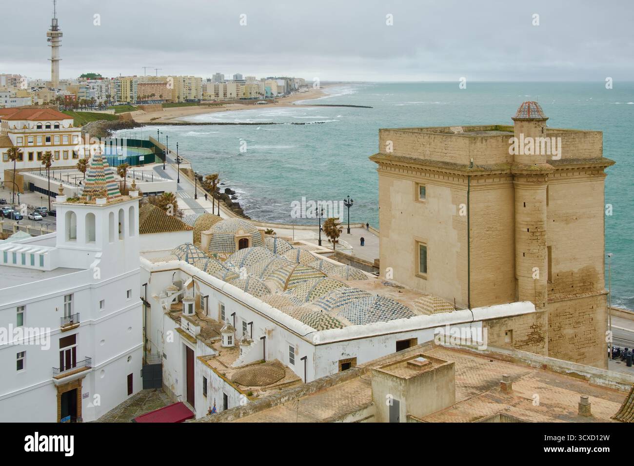 Telekommunikationsturm Torre Tavira II in der Nähe des Meeres und der Strände vom Glockenturm der Kathedrale Cadiz gesehen Cadiz Andalusien Spanien Europa Stockfoto