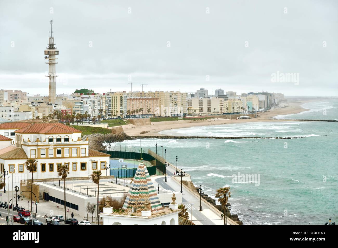 Telekommunikationsturm Torre Tavira II in der Nähe des Meeres und der Strände vom Glockenturm der Kathedrale Cadiz gesehen Cadiz Andalusien Spanien Europa Stockfoto