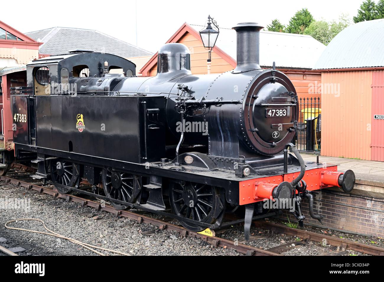 LMS Klasse 3F „Jinty“ 0-6-0 Tankmotor Nr. 47383 auf statischer Anzeige am Bahnhof Kidderminster an der Severn Valley Railway, wartet auf Überholung. Stockfoto