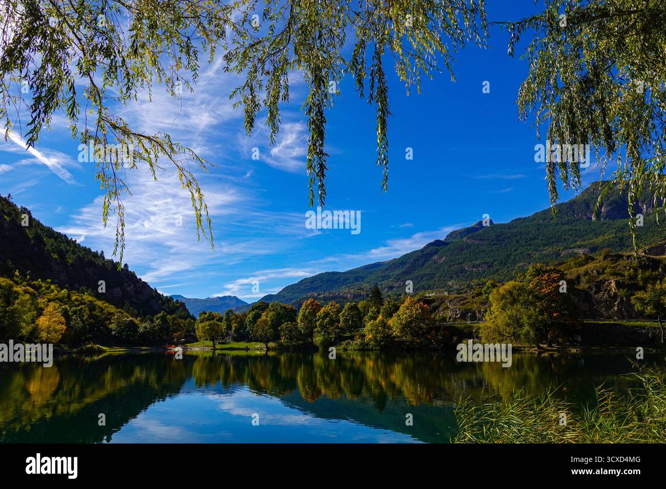 Herbstfarben am Lac de Roche de Rame, Roche de Rame, Reflexionen, Ruhe, Ruhe, LAC de Roche de Rame Stockfoto