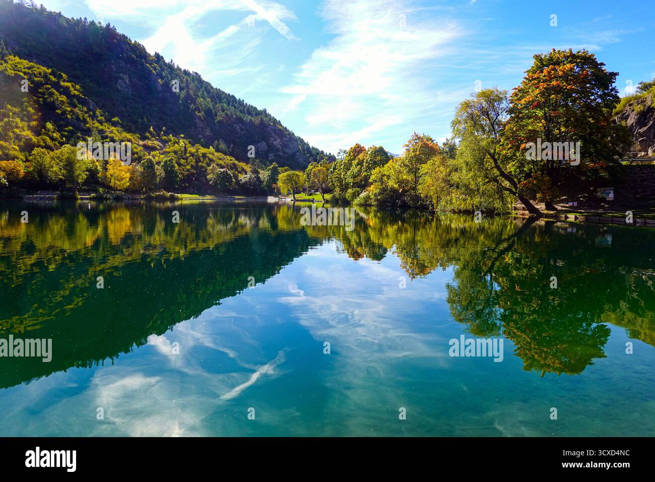 Herbstfarben am Lac de Roche de Rame, Roche de Rame, Reflexionen, Ruhe, Ruhe, LAC de Roche de Rame Stockfoto