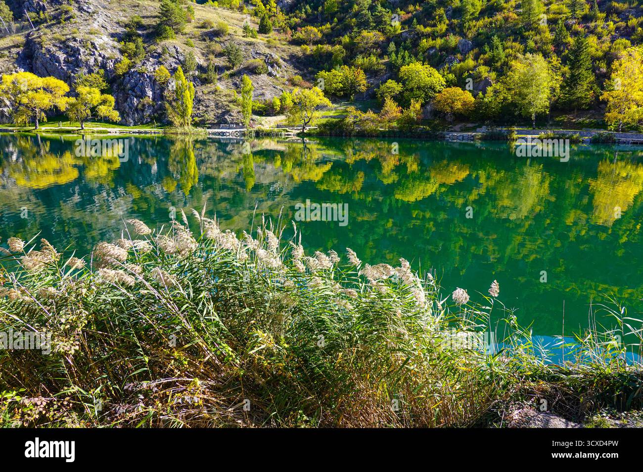 Herbstfarben am Lac de Roche de Rame, Roche de Rame, Reflexionen, Ruhe, Ruhe, LAC de Roche de Rame Stockfoto