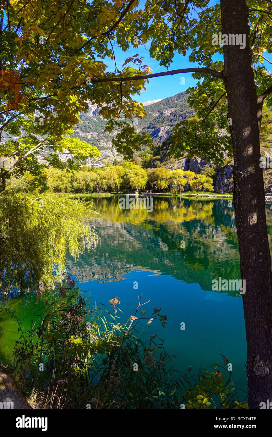 Herbstfarben am Lac de Roche de Rame, Roche de Rame, Reflexionen, Ruhe, Ruhe, LAC de Roche de Rame Stockfoto