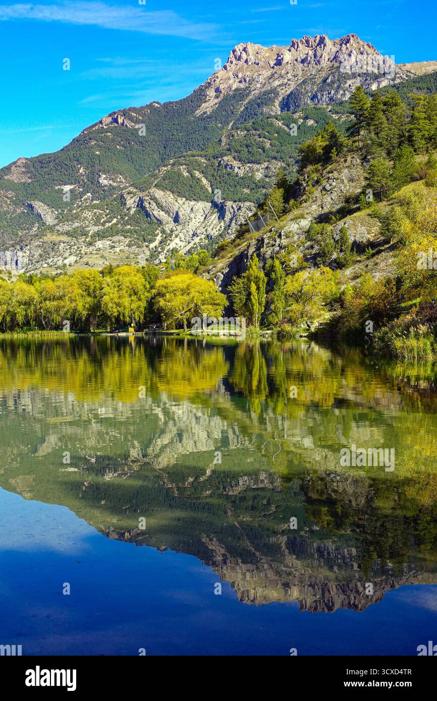 Herbstfarben am Lac de Roche de Rame, Roche de Rame, Reflexionen, Ruhe, Ruhe, LAC de Roche de Rame Stockfoto
