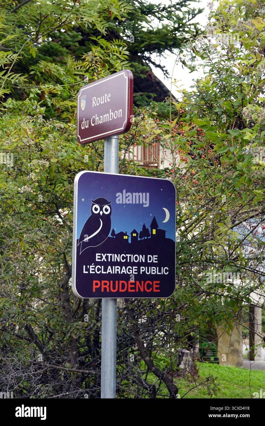 Schild in Frankreich und sagt, dass die öffentliche Beleuchtung nachts ausgeschaltet ist Stockfoto
