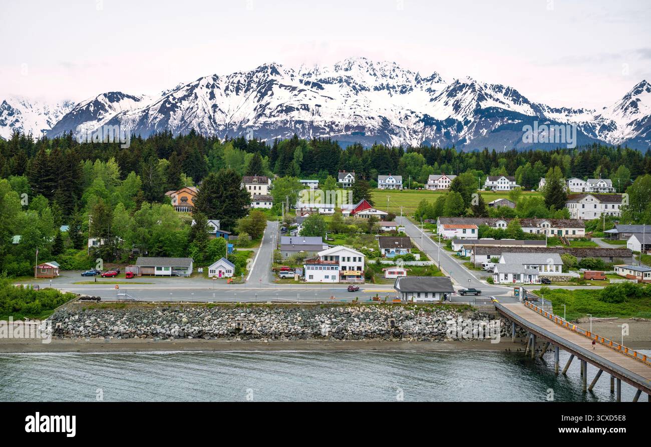 Haines, Alaska, und die Chilkat-Gebirgskette, vom Port Chilkoot Cruise Ship Dock aus gesehen, Haines, Alaska, USA. Stockfoto