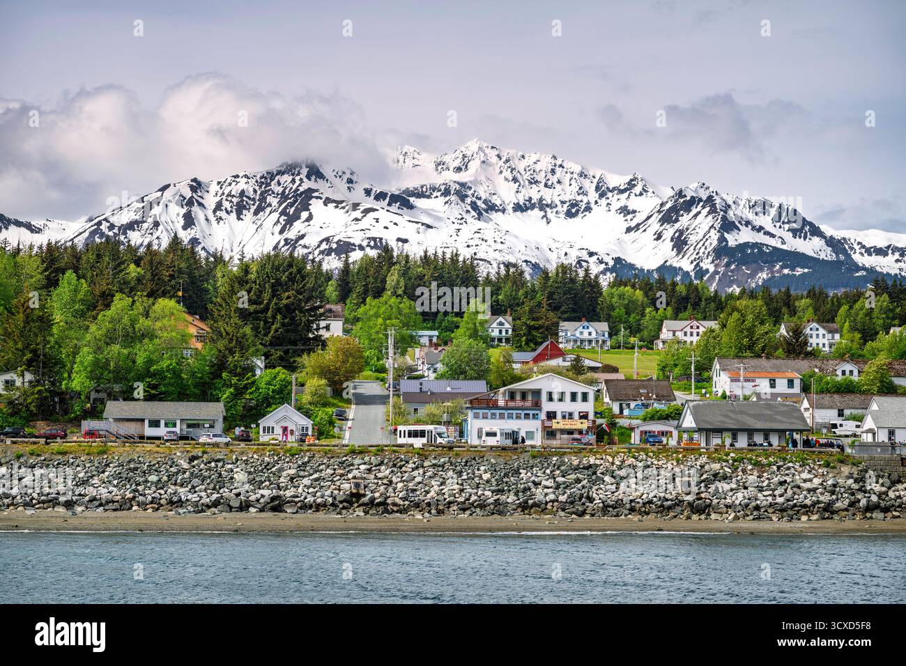 Haines, Alaska, und die Chilkat-Gebirgskette, vom Port Chilkoot Cruise Ship Dock aus gesehen, Haines, Alaska, USA. Stockfoto