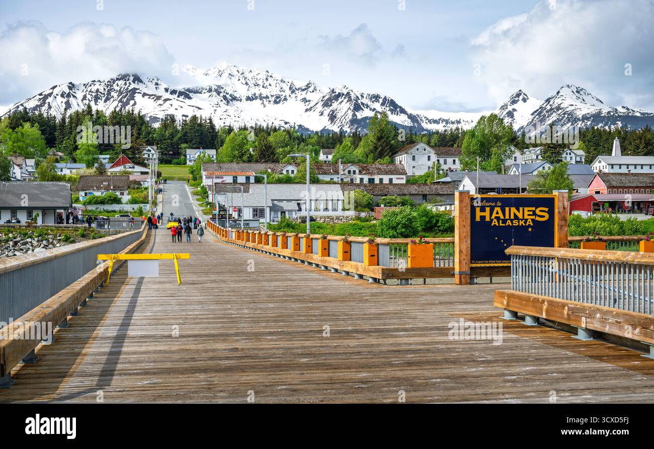 Haines, Alaska, und die Chilkat-Gebirgskette, vom Port Chilkoot Cruise Ship Dock aus gesehen, Haines, Alaska, USA. Stockfoto