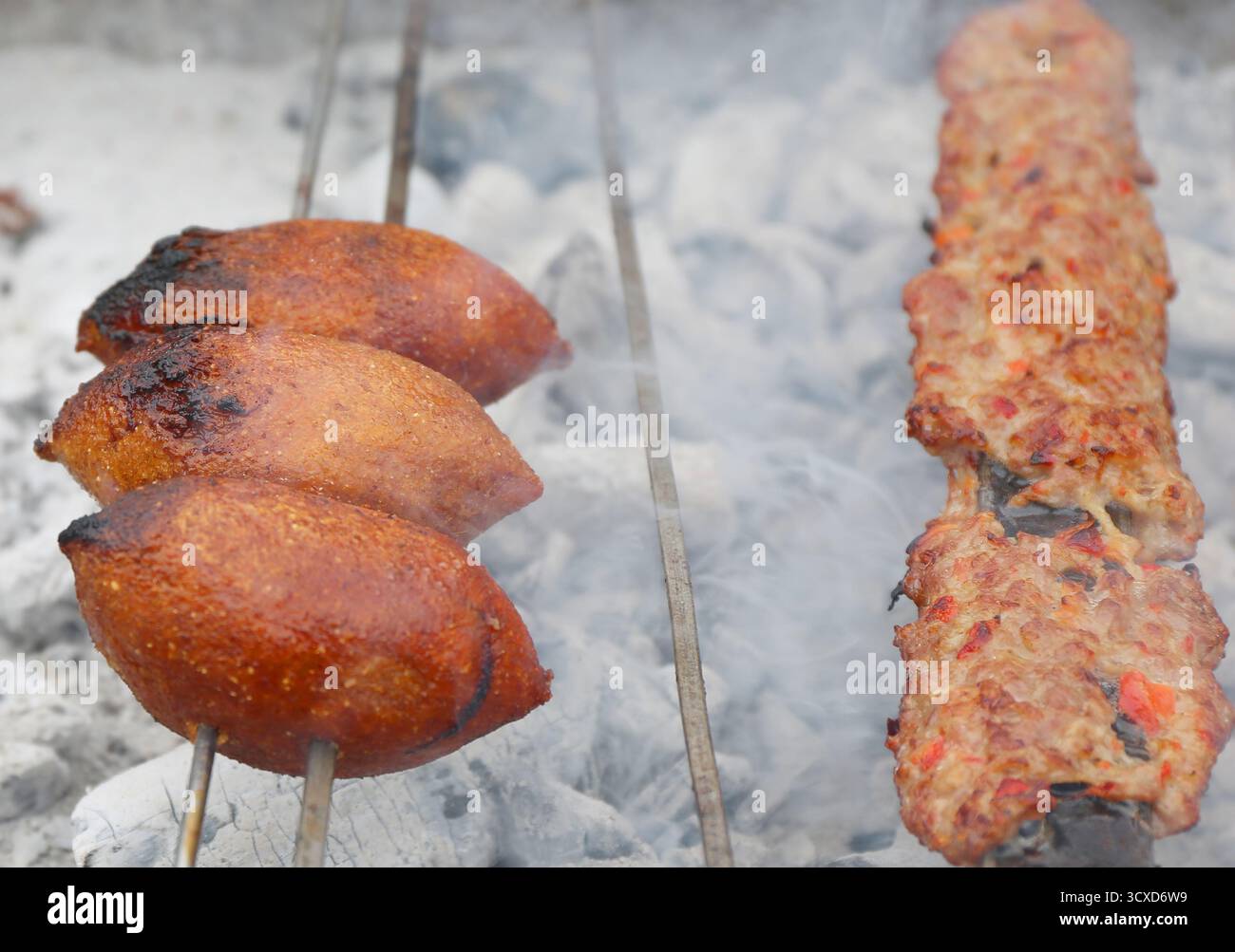 Icli Kofte alias Kibbeh und Adana Kebab kochen am Grill beim Taste of Adana Festival in Adana, Türkei Stockfoto