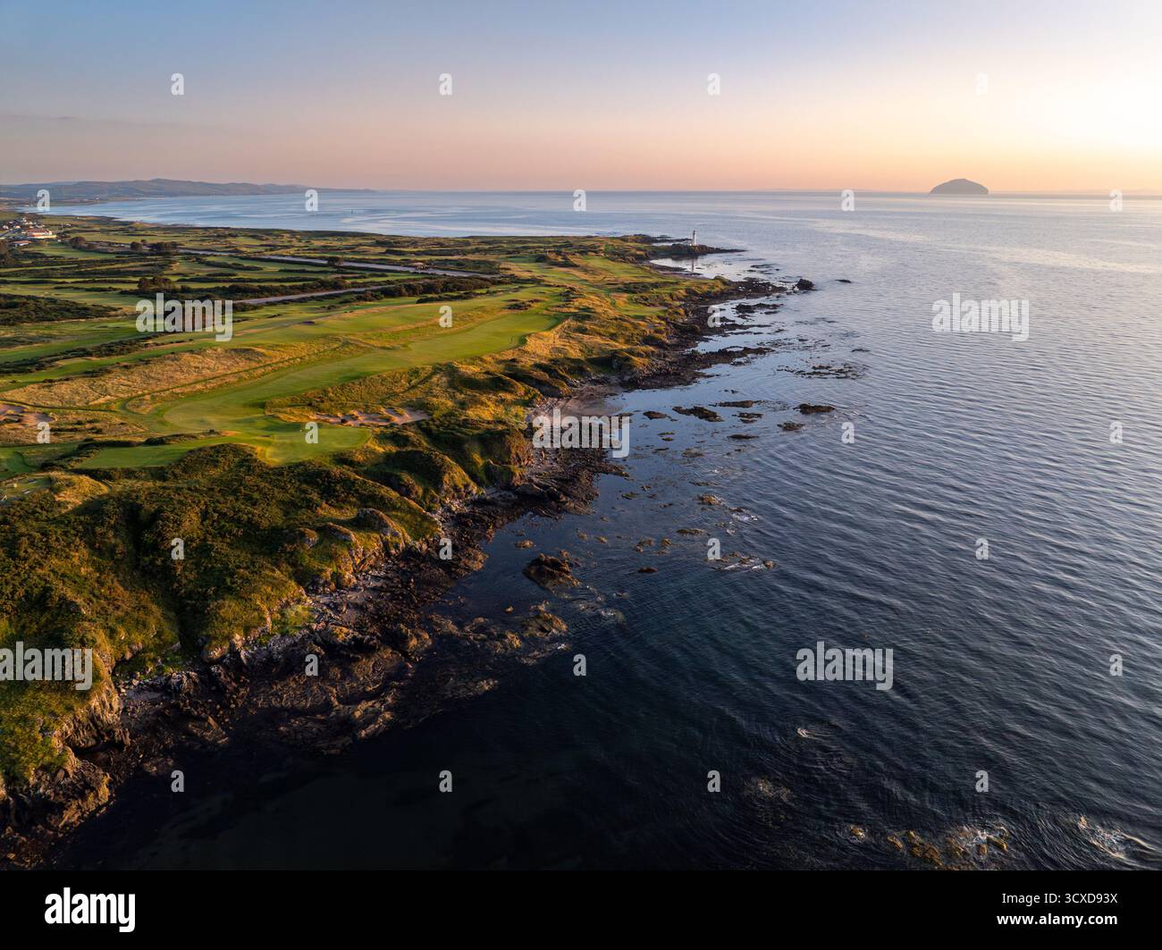 Abendblick mit Blick auf das Trump Turnberry Golf Resort Lighthouse mit dem Ailsa Craig im Hintergrund Stockfoto