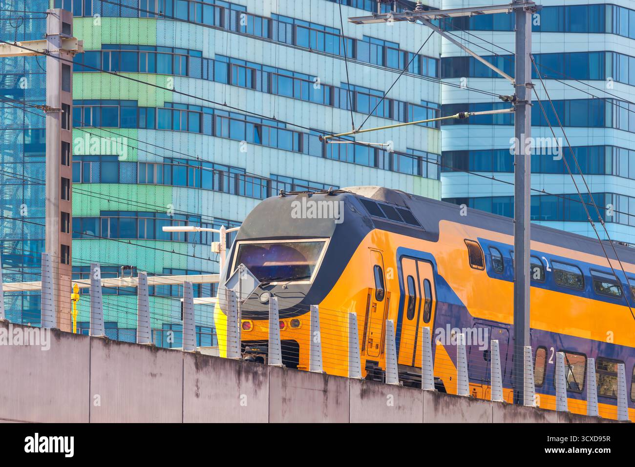 Niederländischer Intercity-Zug vor Bürogebäuden in Arnhem, Gelderland Stockfoto