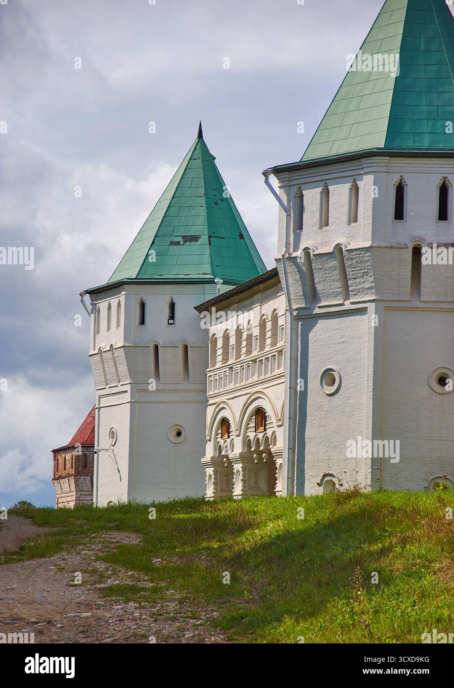 Das Borisoglebski-Kloster, eine geschnitzte Barbakankirche, die im späten 17. Jahrhundert von der Metropolitin Iona Sysojewitsch in Auftrag gegeben wurde. Stockfoto Das Borisoglebski-Kloster, eine geschnitzte Barbakankirche, die im späten 17. Jahrhundert von der Metropolitin Iona Sysojewitsch in Auftrag gegeben wurde. Stockfoto