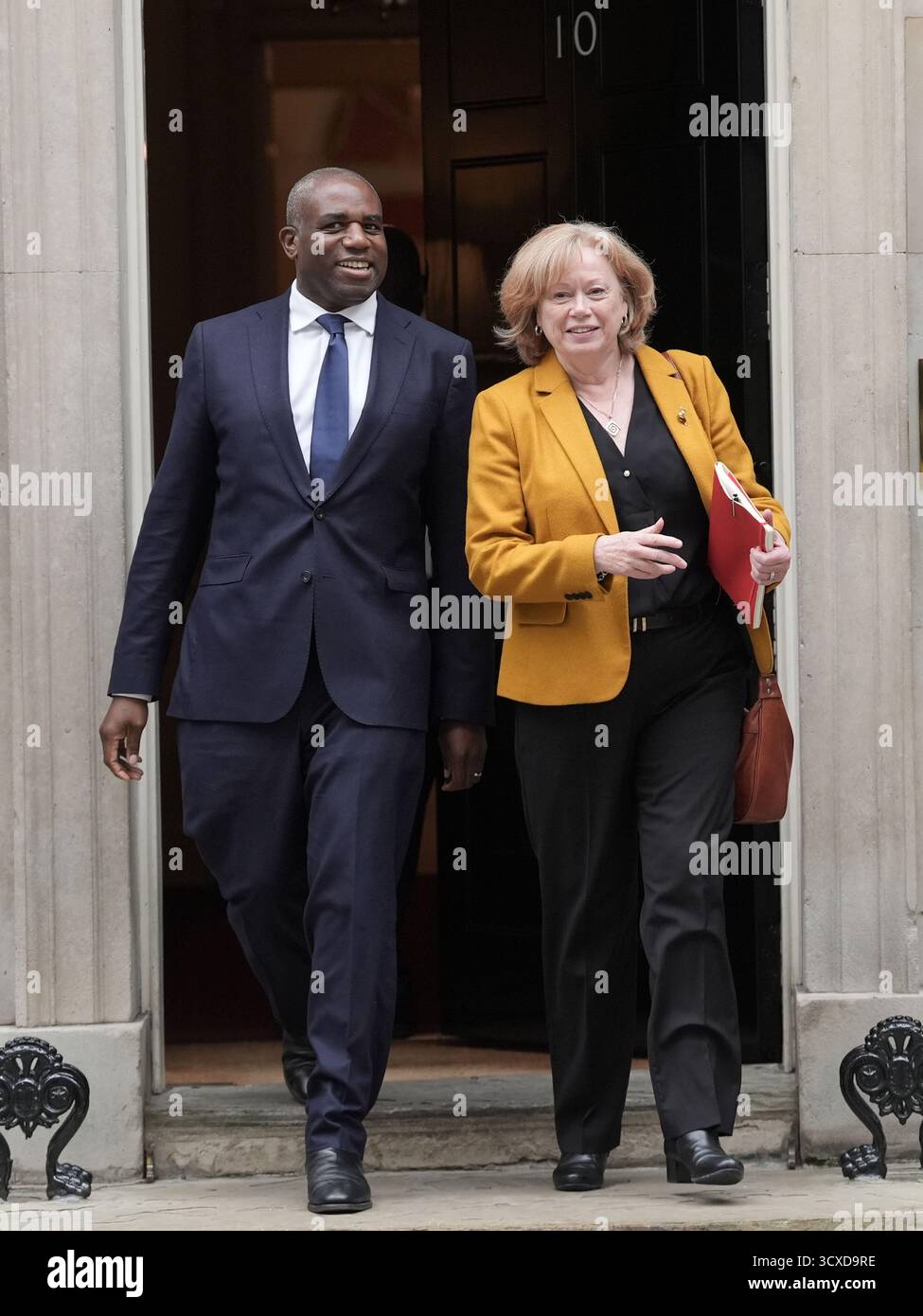 Justizminister und stellvertretender Premierminister David Lammy mit der Leiterin des House of Lords Baroness Angela Smith gehen nach einer Kabinettssitzung in der Downing Street, London. Bilddatum: Dienstag, 14. Oktober 2025. Stockfoto