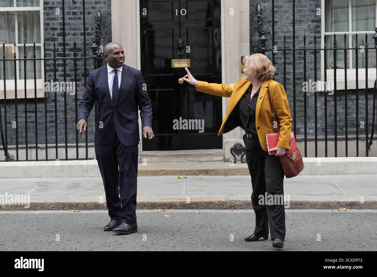 Justizminister und stellvertretender Premierminister David Lammy mit der Leiterin des House of Lords Baroness Angela Smith gehen nach einer Kabinettssitzung in der Downing Street, London. Bilddatum: Dienstag, 14. Oktober 2025. Stockfoto