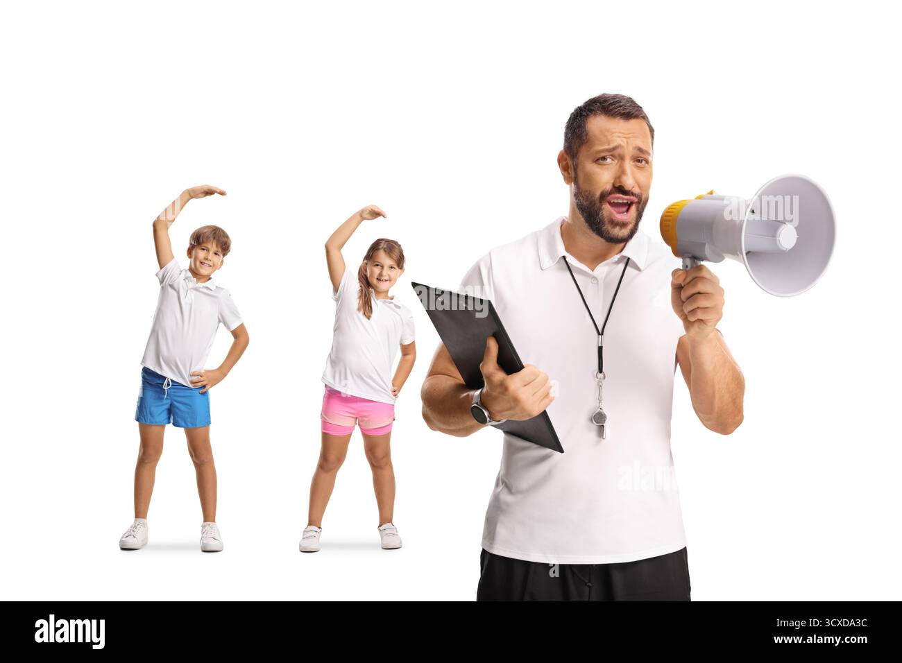 Kinder, die trainieren, und ein Sporttrainer mit einem Megaphon isoliert auf weißem Hintergrund Stockfoto