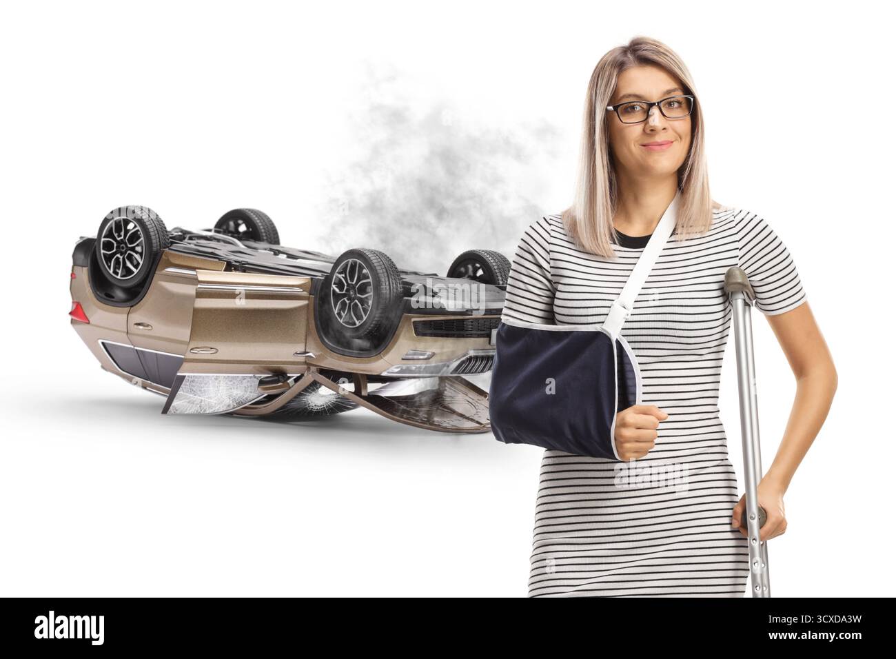 Verletzte Frau, nachdem sie von einem Auto getroffen wurde, isoliert auf weißem Hintergrund Stockfoto