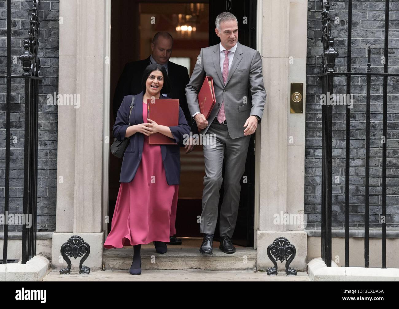 Innenministerin Shabana Mahmood und Wirtschaftsminister Peter Kyle verlassen nach einer Kabinettssitzung in der Downing Street, London. Bilddatum: Dienstag, 14. Oktober 2025. Stockfoto