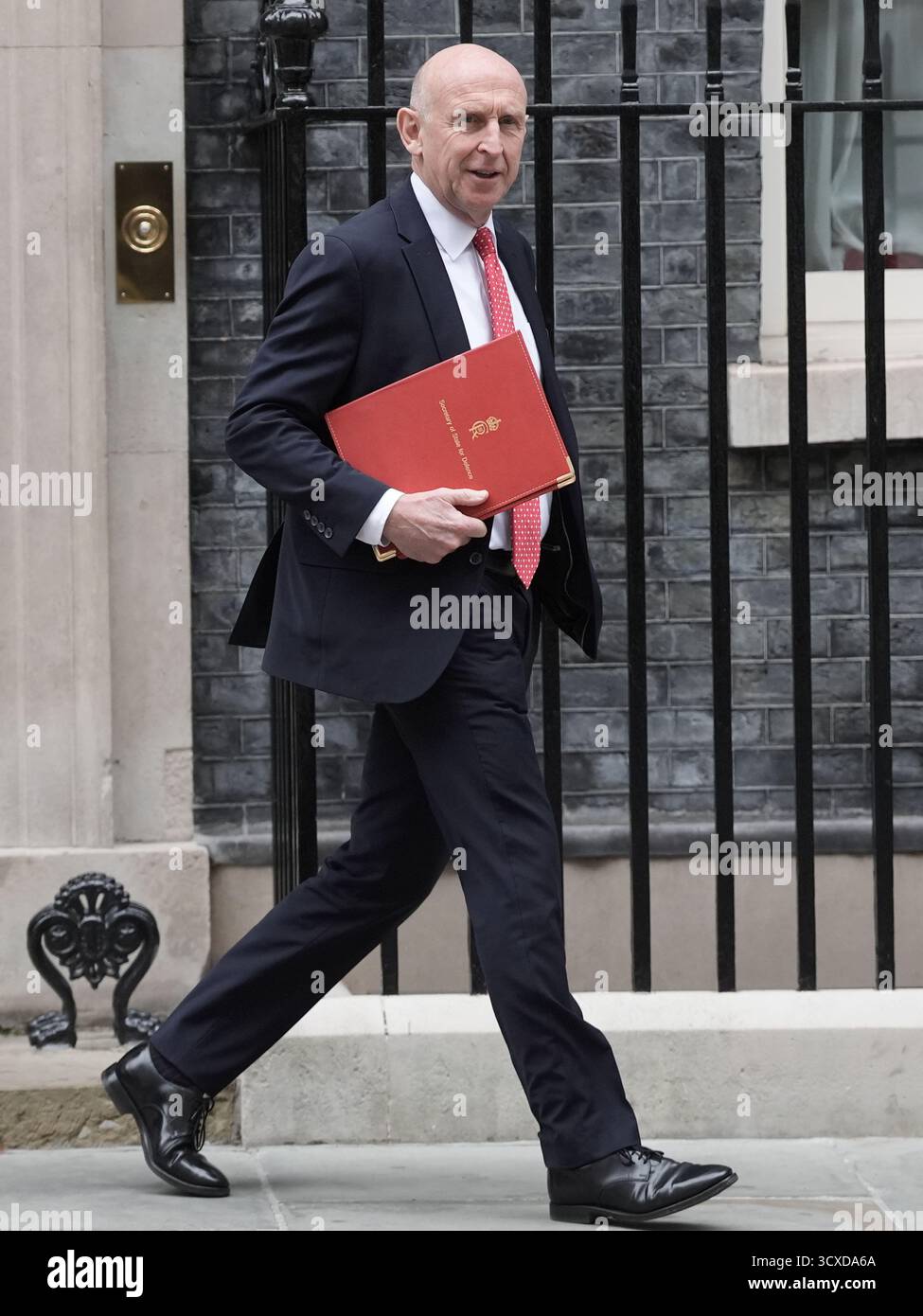 Verteidigungsminister John Healey geht nach einer Kabinettssitzung in der Downing Street, London. Bilddatum: Dienstag, 14. Oktober 2025. Stockfoto