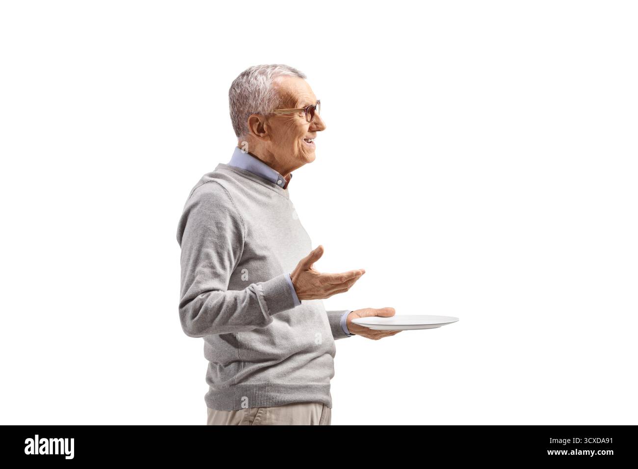 Ein älterer Mann steht und spricht isoliert auf weißem Hintergrund Stockfoto
