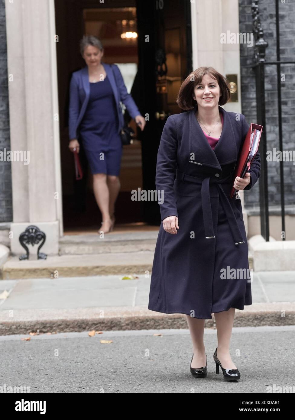 Die Außenministerin Yvette Cooper (links) und die Bildungsministerin Bridget Phillipson verlassen nach einer Kabinettssitzung in der Downing Street, London. Bilddatum: Dienstag, 14. Oktober 2025. Stockfoto