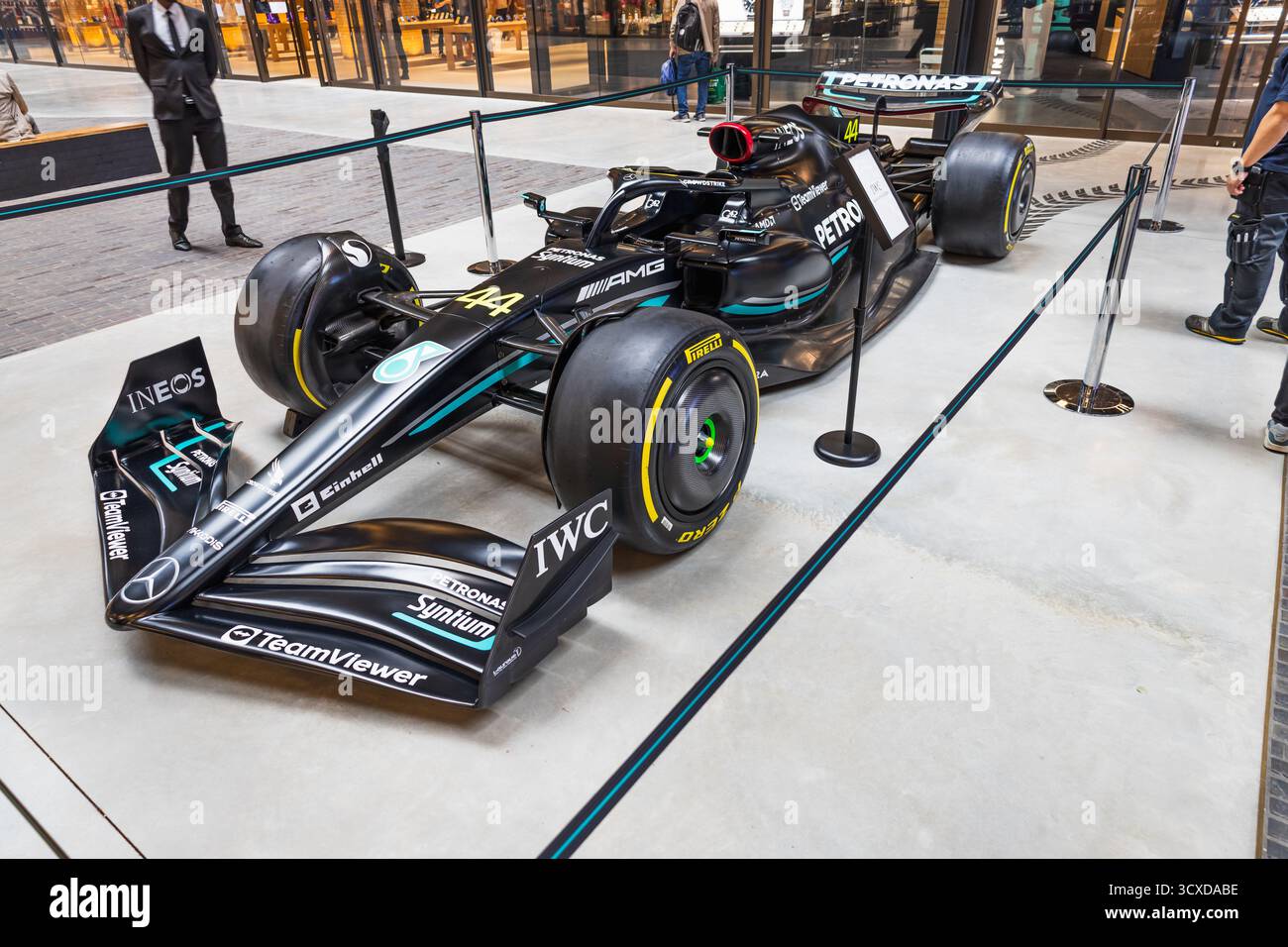Formel-1-Rennwagen im Innenbereich. London, UK, 4. Juli 2023 Stockfoto