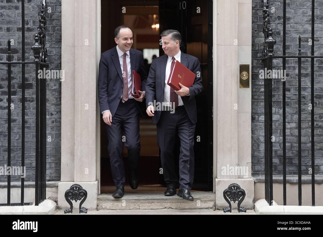 Chief Secretary of the Treasury James Murray (links) und Secretary of State for Scotland Douglas Alexander verlassen nach einer Kabinettssitzung in der Downing Street, London. Bilddatum: Dienstag, 14. Oktober 2025. Stockfoto