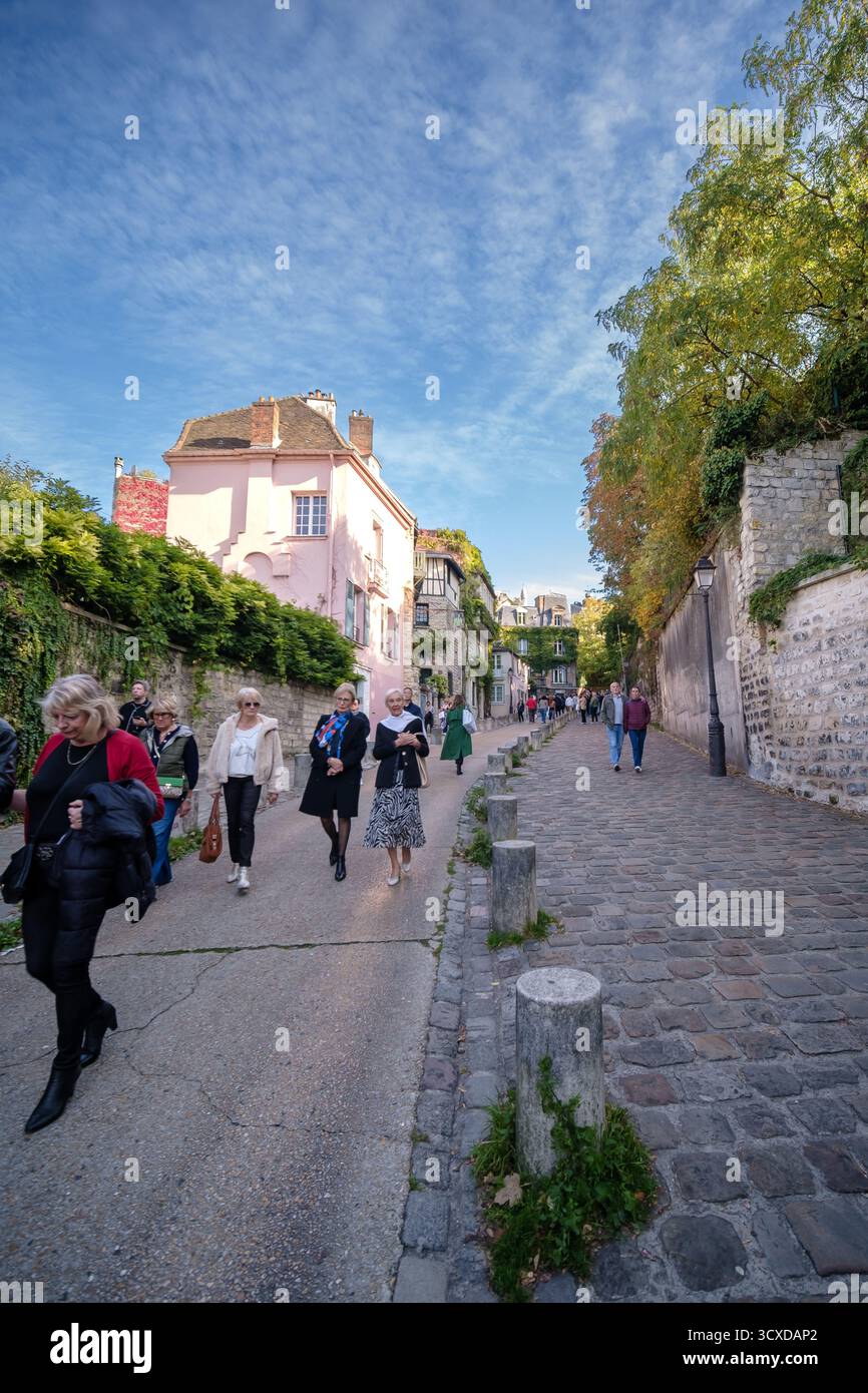 Paris, Frankreich - 11. Oktober 2025 : Panoramablick auf die berühmte und malerische Straße Rue de l' Abreuvoir in Montmartre Paris Frankreich Stockfoto
